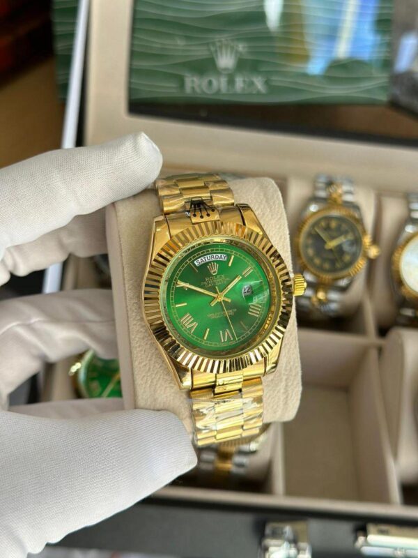 ساعة Rolex لون ذهبي من الداخل اخضر