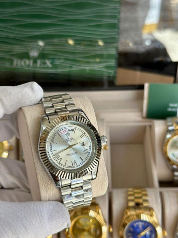 ساعة Rolex لون فضي من الداخل فضي