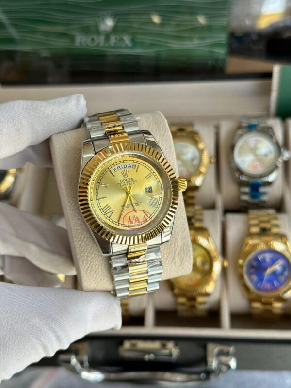 ساعة Rolex لون فضي وذهبي من الداخل ذهبي