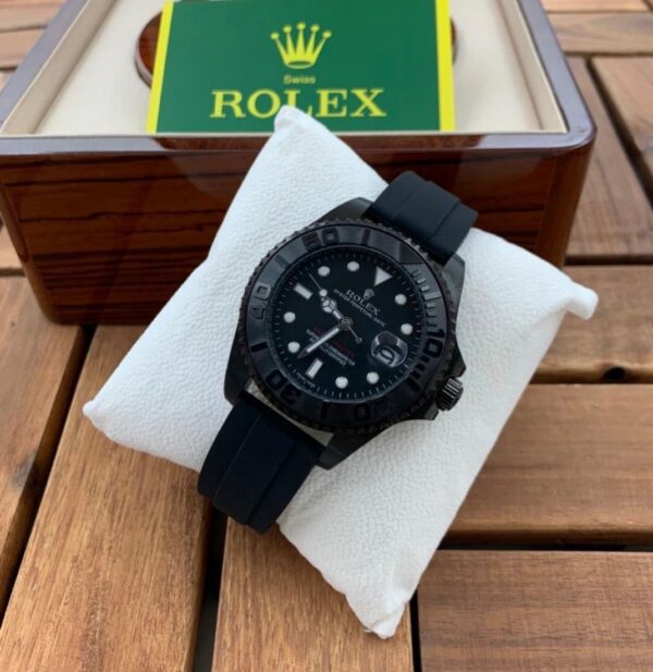 ساعة Rolex لون اسود من الداخل اسود