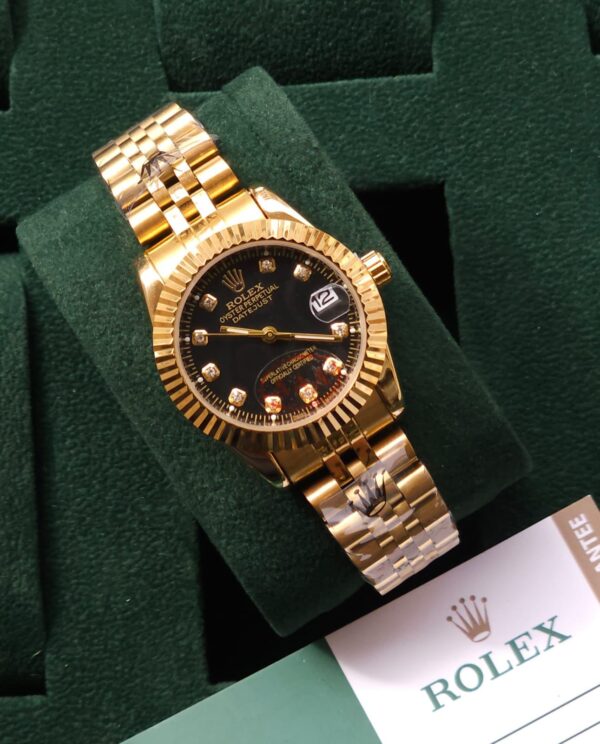 ساعة Rolex لون ذهبي من الداخل اسود