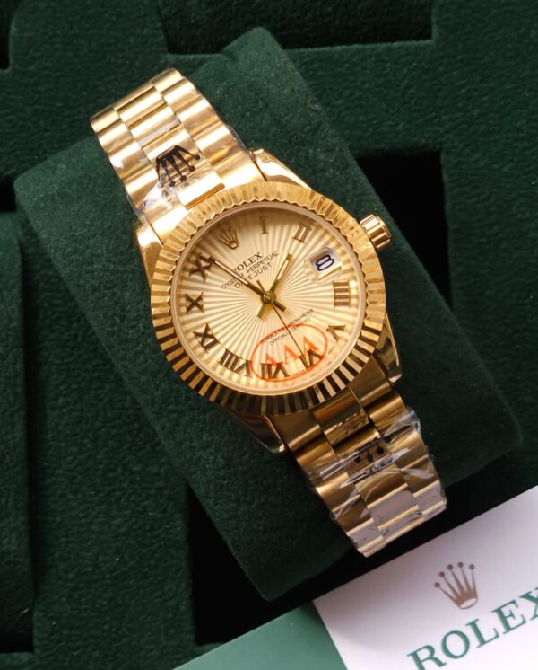 ساعة Rolex لون ذهبي من الداخل ابيض