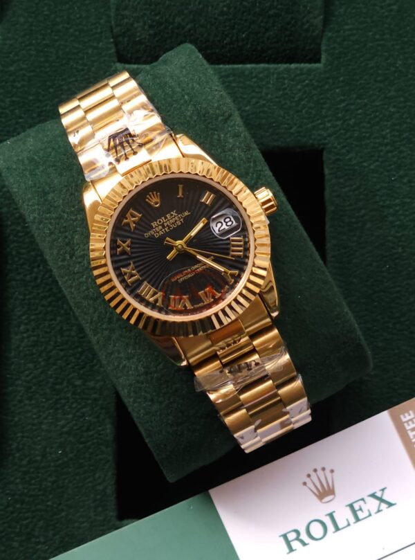 ساعة Rolex لون ذهبي من الداخل اسود