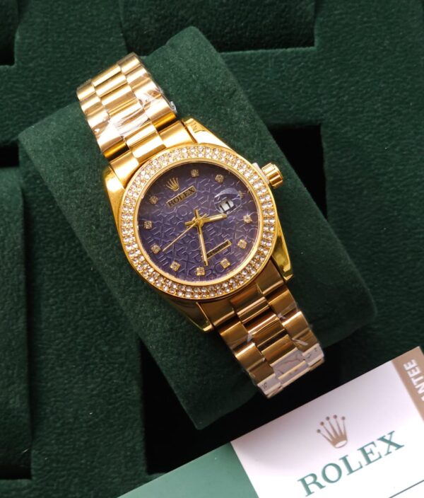 ساعة Rolex لون ذهبي من الداخل بنفسجي