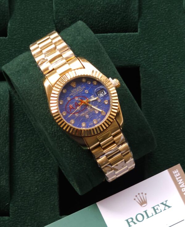 ساعة Rolex لون ذهبي من الداخل ازرق