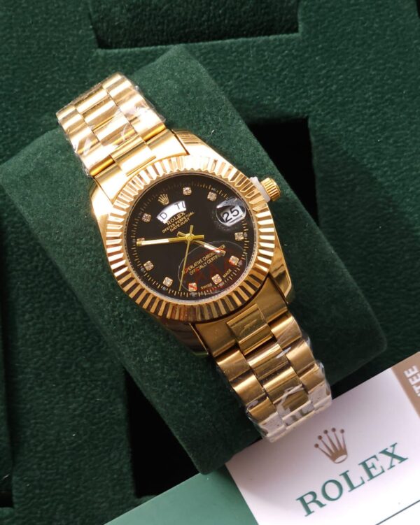 ساعة Rolex لون ذهبي من الداخل اسود