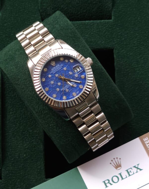 ساعة Rolex لون فضي من الداخل ازرق