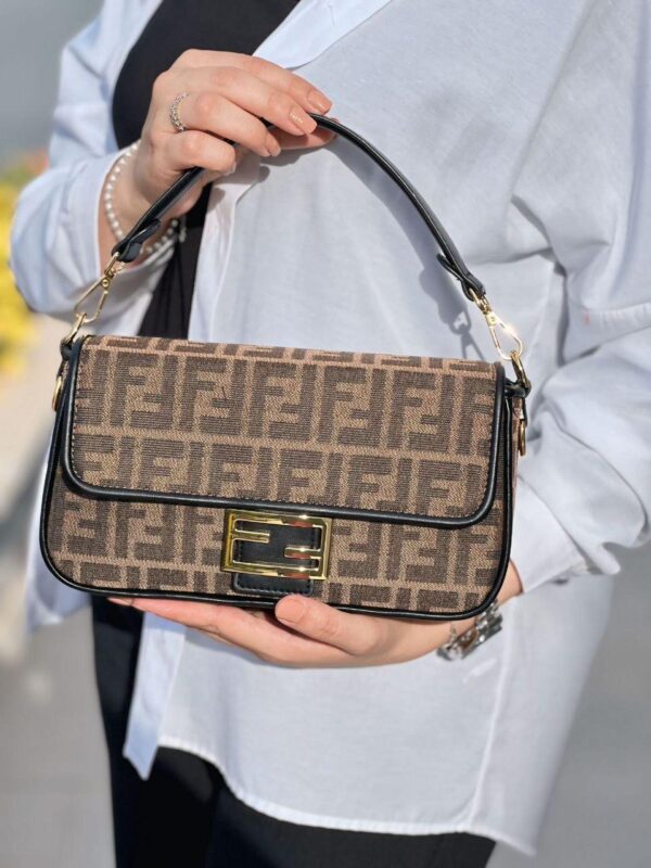 شنطة Fendi لون بني