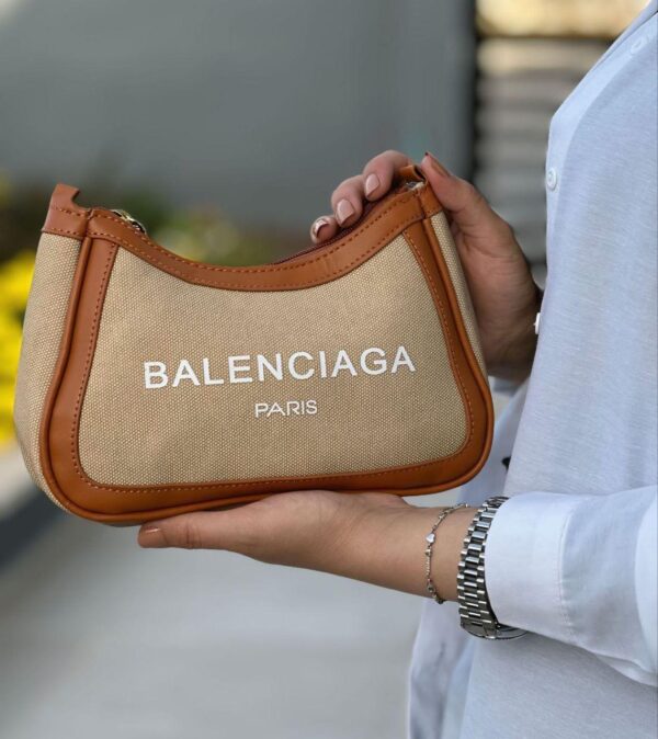 شنطة Balenciaga لون بيج