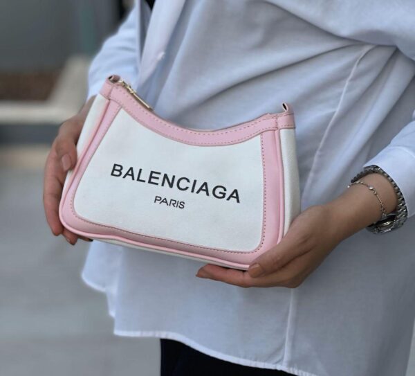 شنطة Balenciaga لون ابيض