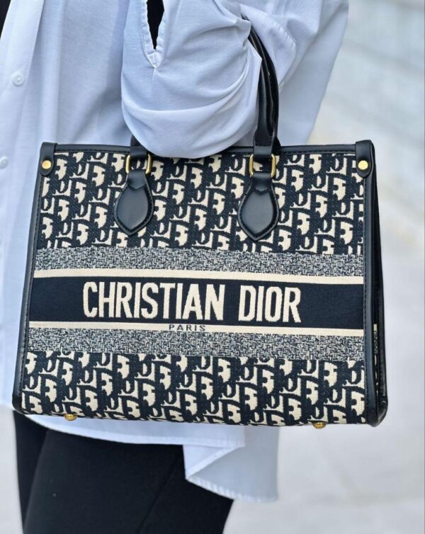 شنطة Christian Dior لون اسود وبيج