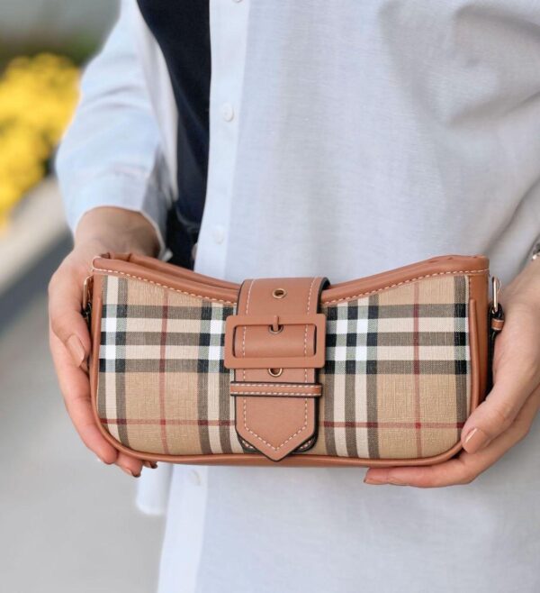 شنطة Burberry لون بني